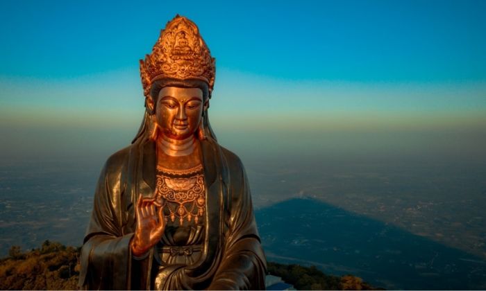 Mơ đang quỳ lạy quan âm bồ tát